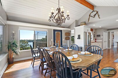 Highland House on Lake Mary with Pool Dock Game Room Sleeps 21