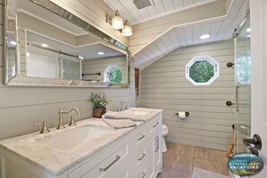 Een douche, een haardroger, handdoeken