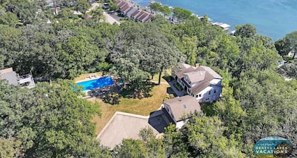 The Highland House - Heated Pool, Lake Elizabeth Pier, Game Room! Perfect for families and groups