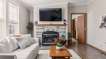 Smart-tv och eldstad