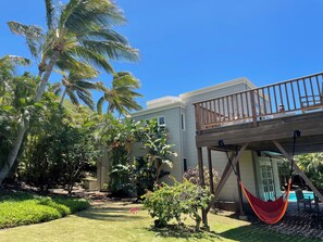 Property grounds - RARE find! Stunning Views! 3-BR house with pool, WiFi, AC in quiet Honolulu area (Honolulu)