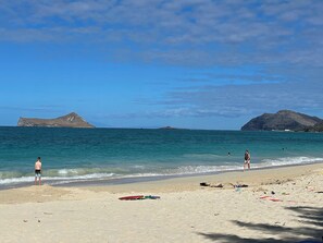 Sun-loungers, beach towels - RARE find! Stunning Views! 3-BR house with pool, WiFi, AC in quiet Honolulu area (Honolulu)