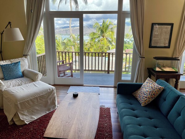 Smart TV, video games, books, printers - RARE find! Stunning Views! 3-BR house with pool, WiFi, AC in quiet Honolulu area (Honolulu)