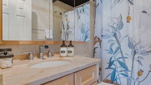 Sèche-cheveux, serviettes fournies, savon, papier toilette