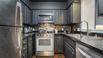 Refrigerador, microondas, horno y parrilla de estufa