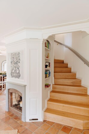 Unclassified image, 5 of 85, button