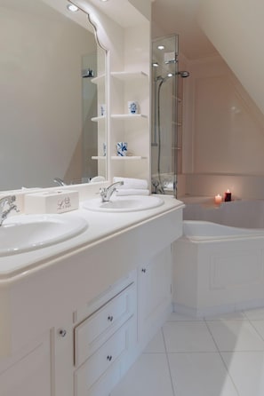 Dusche, Haartrockner, Handtücher, Seife
