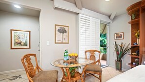 Kondominium (0 Bedroom) | Tempat makan