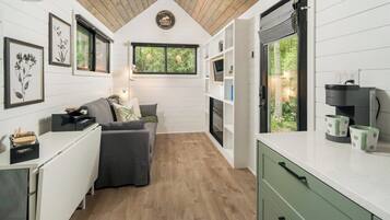 TV connectée, cheminée, livres