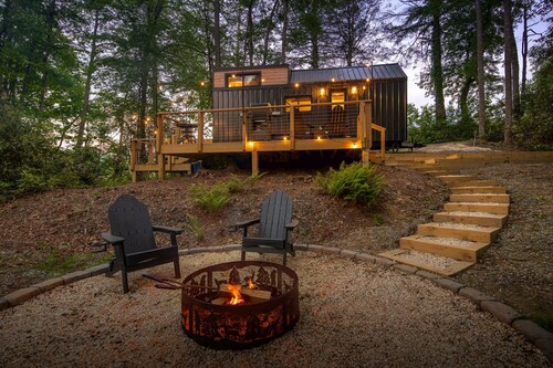Luxury Tiny Home in Deep Gap with Hot Tub and Fireplace