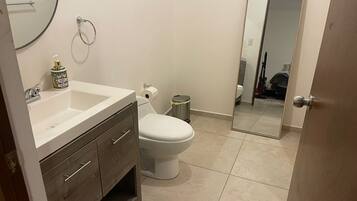 Handtücher, Seife, Shampoo, Toilettenpapier