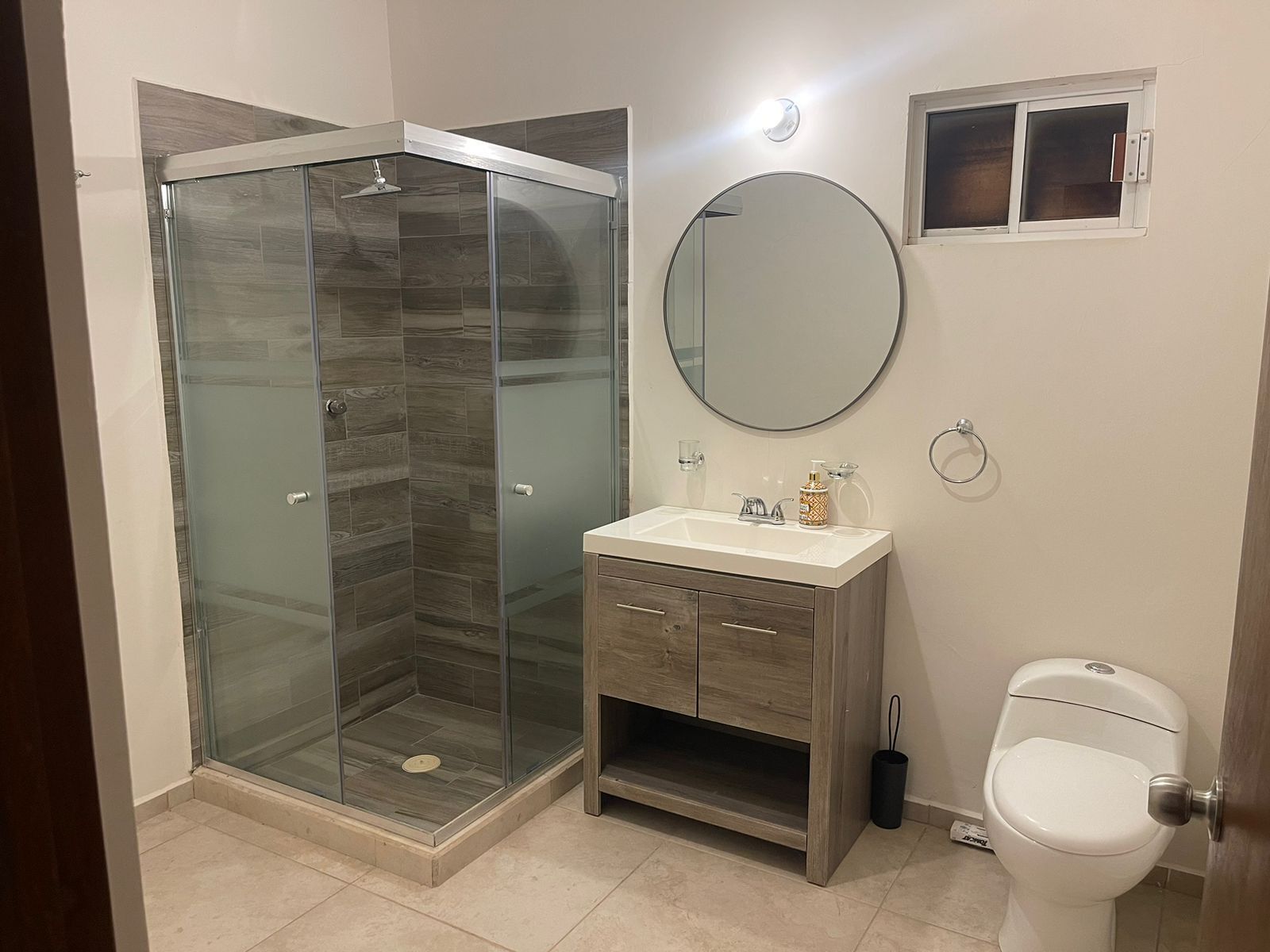 Asciugamani, sapone, shampoo, carta igienica