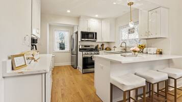 Kjøleskap, mikrobølgeovn, ovn og kokeplater