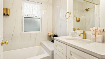 Haartrockner, Handtücher, Seife, Shampoo