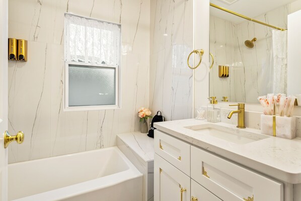 Sèche-cheveux, serviettes fournies, savon, shampoing