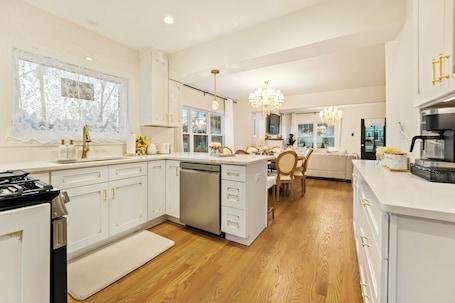Kühlschrank, Mikrowelle, Ofen, Herdplatte. French Country Cottage in lovely Glen Ellyn!