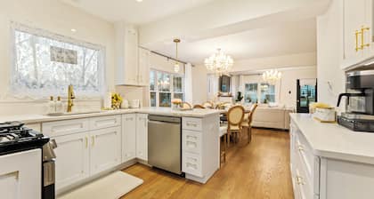 French Country Cottage in lovely Glen Ellyn!