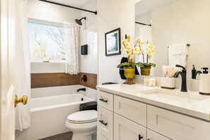 Sèche-cheveux, serviettes fournies, savon, shampoing