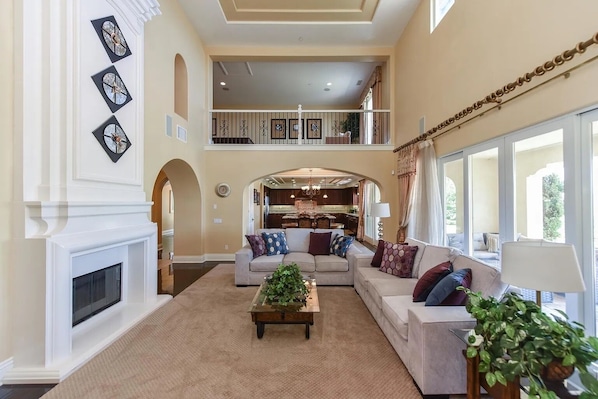 Smart TV, fireplace
