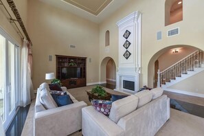Smart TV, fireplace
