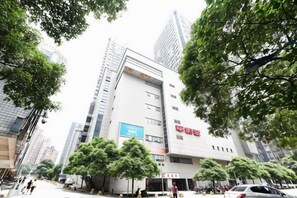 Un edificio de varios pisos con un letrero llamativo en la fachada.