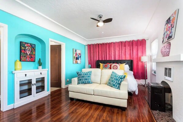 Living area - Entire rental unit in Long Beach, California
3 guests Studio 2 beds1 bath (Long Beach)