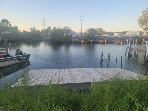 Waterfront with boat dock 3-bedroom house on Detroit River canal. Good for 8 