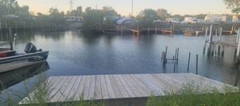 Waterfront with boat dock 3-bedroom house on Detroit River canal. Good for 8 