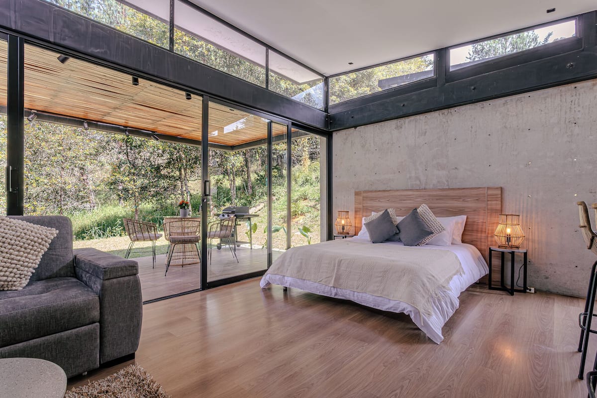 Suite, vistas al jardín | Minibar, escritorio, espacio para trabajar con un portátil y wifi gratis