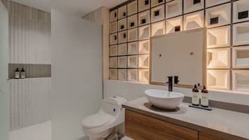 SĂšche-cheveux, serviettes fournies, savon, shampoing