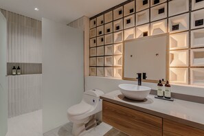 吹風機、毛巾、肥皂、洗髮精