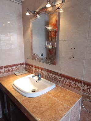 Douche, baignoire à jets, serviettes fournies, savon