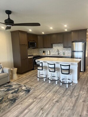 Mikrobølgeovn, ovn, kokeplater og oppvaskmaskin