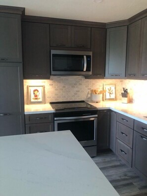 Mikrobølgeovn, ovn, kokeplater og oppvaskmaskin