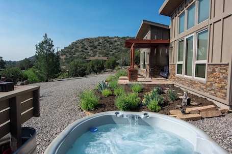 Outdoor spa tub. Stargazer Bungalow Near Sedona • Pool • Hot Tub • King Bed