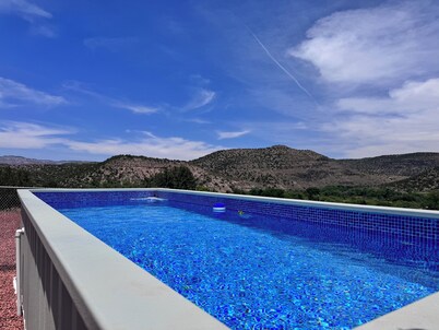 Hot Tub, Pool, King Bed, Views, Easy access to Sedona! @ Stargazer Bungalow!