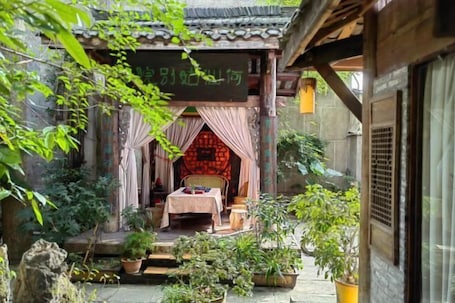 Garden. Tianyi Youth Hostel