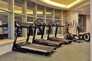 A gym with treadmills, elliptical machines, and stationary bikes. - see only hotel (Cixi)