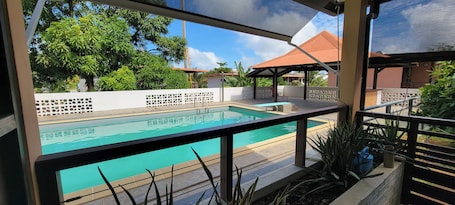 Una piscina al aire libre