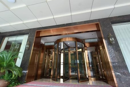 Exterior. Yue Cheng Commercial Hotel