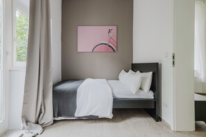 1 bedroom, iron/ironing board, WiFi, bed sheets - Inviting Mitte 1BR w/ Balcony, Fully Equipped, by Blueground (Berlin)