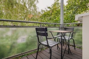 Outdoor dining - Inviting Mitte 1BR w/ Balcony, Fully Equipped, by Blueground (Berlin)
