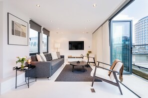 Smart TV, video games - New/Spacious 3 Bedr Penthouse w/Terrace Covent Gdn (Greater London)