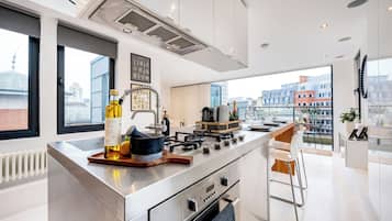 Frigorífico, microondas, horno y placa de cocina