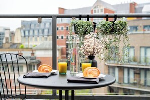 Outdoor dining - New/Spacious 3 Bedr Penthouse w/Terrace Covent Gdn (Greater London)