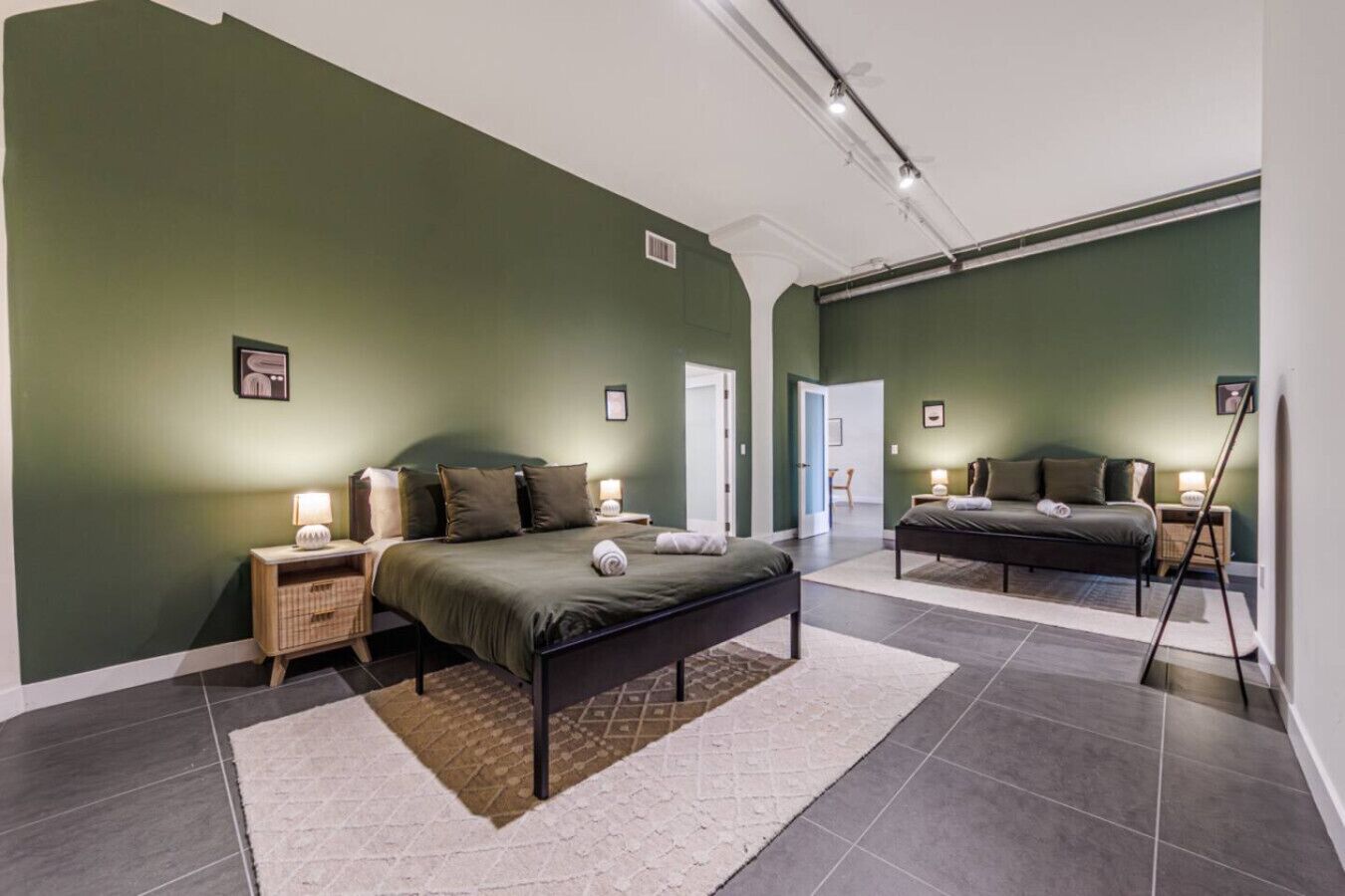 2 habitaciones, escritorio, tabla de planchar con plancha y wifi gratis 