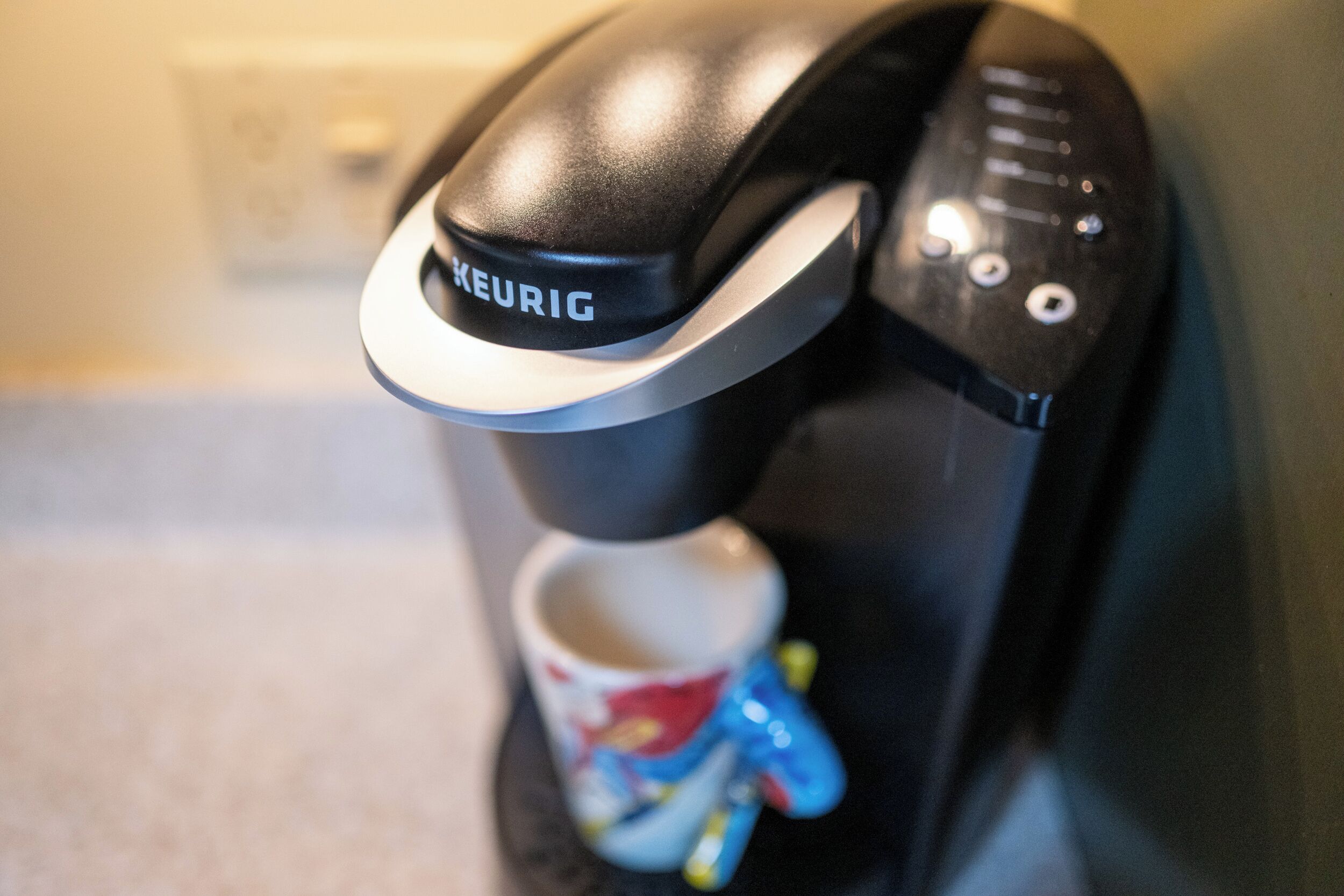 Een koffiezetapparaat met een bekerhouder.