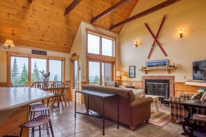 Smart TV, fireplace, books - Rock Pond Condo 81 - Ski in Ski out adorable condo at Saddleback (Rangeley)