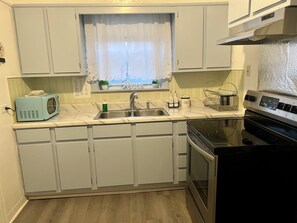 Microwave, oven, cookware/dishes/utensils - Cozy 1-bedroom apartment in awesome North Providence with AC (North Providence)