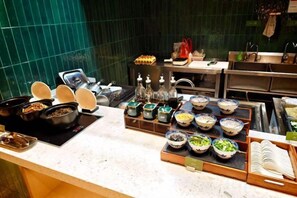 Un buffet proposant une variété de plats et d'accompagnements.